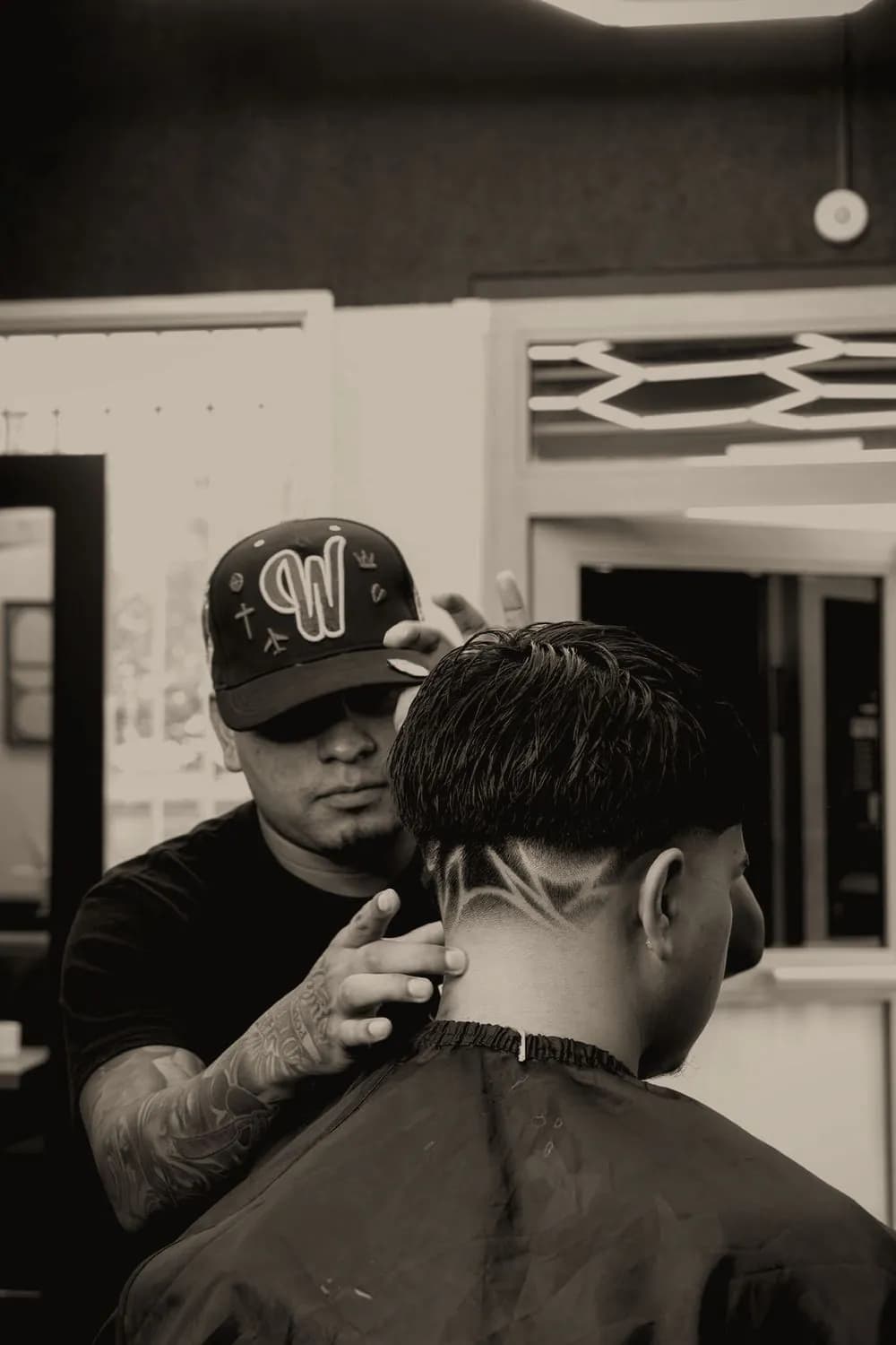 Barber du Cercle au travail sur la nuque d'un client